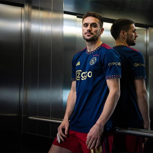 Image de l'article L'Ajax révèle un sublime maillot extérieur pour la saison 2022-2023