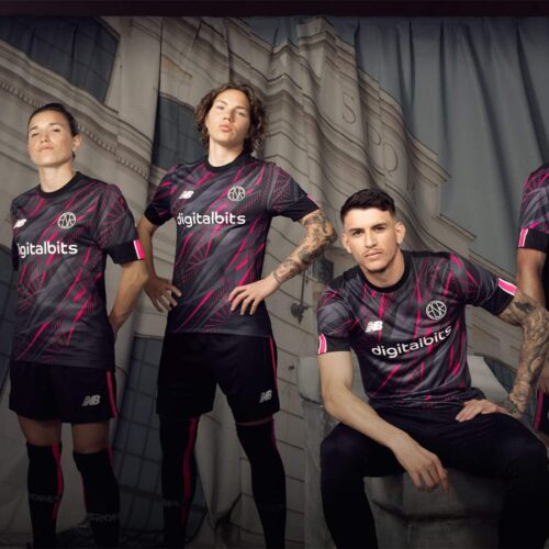 Image de l'article L'ancien logo de la Roma fait son retour sur le maillot third 22-23
