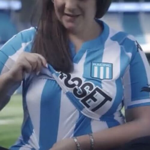 Image de l'article Le Racing Club invente un maillot spécial allaitement