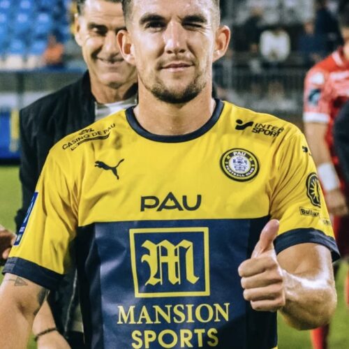 Image de l'article Un club de Ligue 2 s'affiche avec un maillot différent en plein match