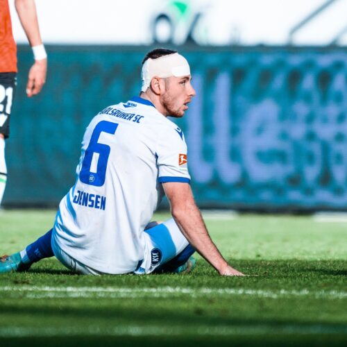 Image de l'article Blessé, il change de maillot en plein match mais utilise la mauvaise version