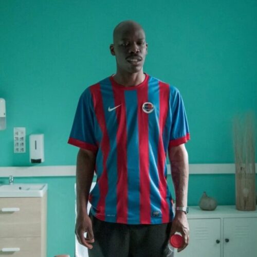 Image de l'article Netflix : Jean-Pascal Zadi s'affiche avec un maillot de Caen