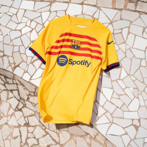 Image de l'article Le FC Barcelone dévoile un maillot fourth inspiré de la Senyera