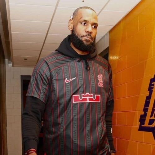 Image de l'article Liverpool : LeBron James s'affiche avec un maillot inédit