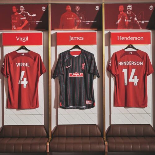 Image de l'article Liverpool dévoile un maillot en collaboration avec Lebron James !