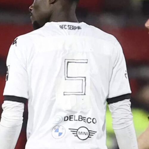 Image de l'article Insolite : des flocages écrits à la main et bricolés en plein match