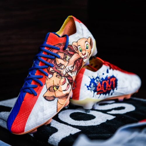 Image de l'article Lacazette : des crampons personnalisés et un quadruplé