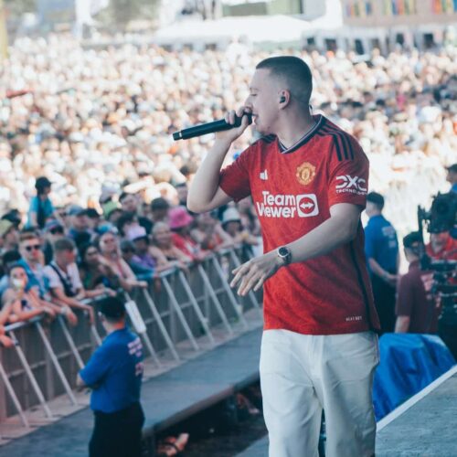 Image de l'article Un rappeur anglais tease le nouveau maillot de Manchester United en plein festival