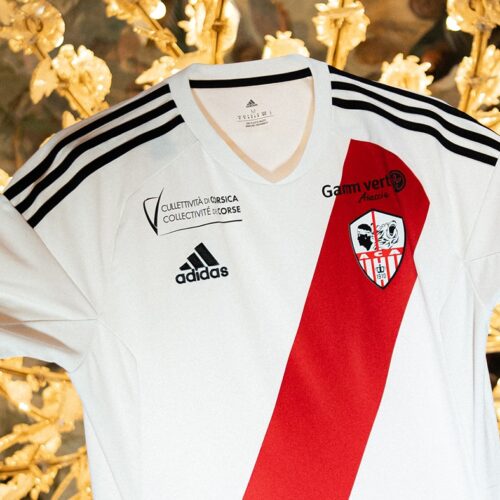 Image de l'article L'AC Ajaccio et footpack présentent le maillot 2023-2024