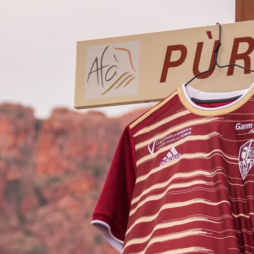 Image de l'article Le maillot extérieur d'Ajaccio, inspiré du Monti Gozzi et de ses couleurs