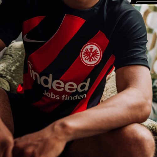 Image de l'article Un maillot inspiré des années 80 pour l'Eintracht Francfort