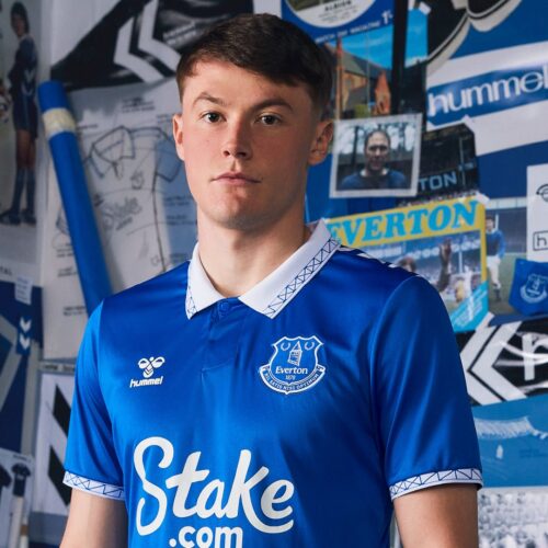 Image de l'article Everton lance son nouveau maillot domicile 23-24