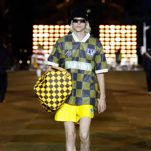 Image de l'article Louis Vuitton présente un maillot de foot inédit