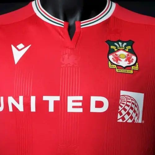 Image de l'article Wrexham : nouveau maillot, nouveau buzz ?
