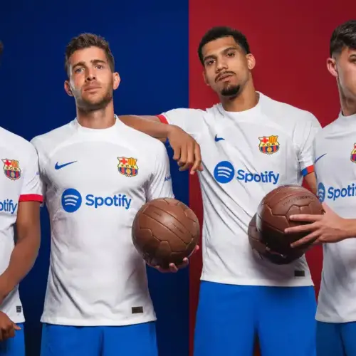 Image de l'article Le Barça présente un maillot extérieur inspiré des années 70