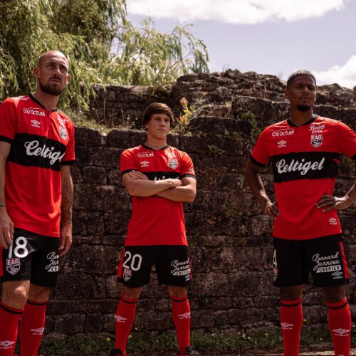 Image de l'article L'En Avant Guingamp présente son maillot domicile 2023-2024