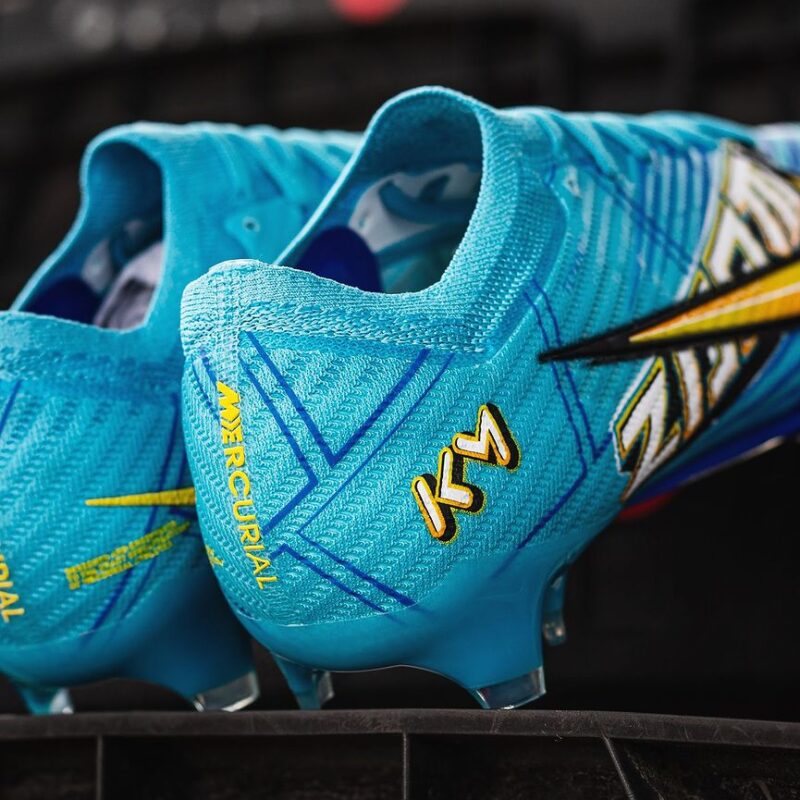 crampons mbappe manga bleu