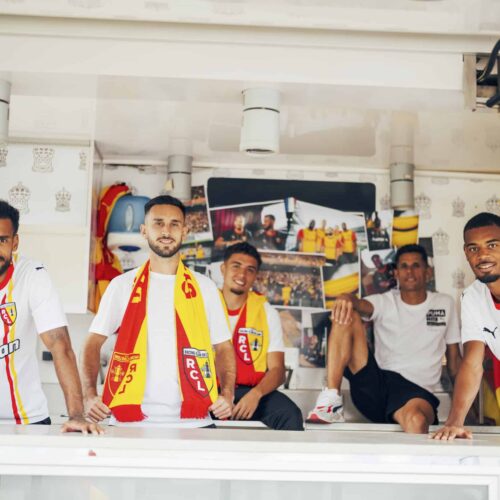 Image de l'article Lens dévoile son nouveau maillot en amenant une friterie à Old Trafford