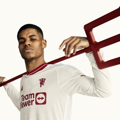 Image de l'article Manchester United présente un maillot third vintage