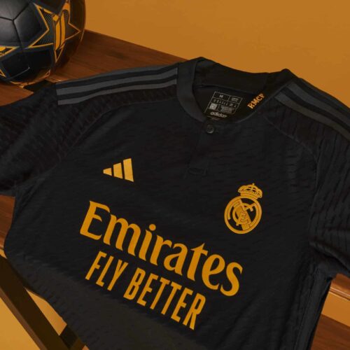 Image de l'article Real Madrid : un maillot third au col particulier