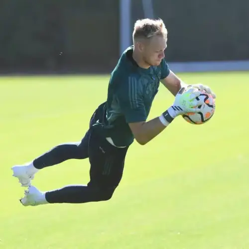 Image de l'article Aaron Ramsdale avec un modèle de Predator exclusif à l'entraînement