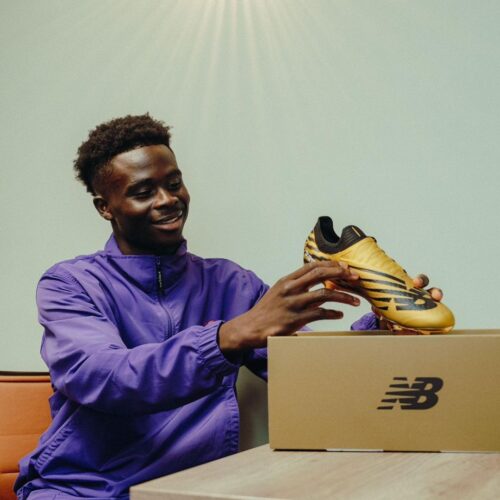 Image de l'article Saka honoré d'une paire en or par New Balance