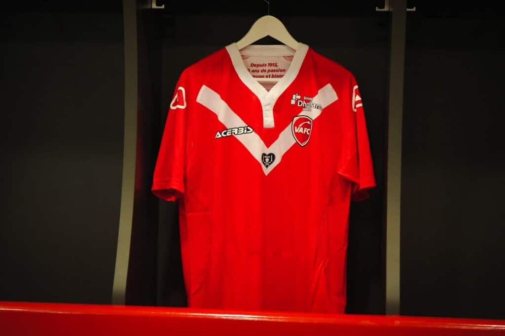 Maillots de foot vintage / rétro - The Football Market - Veste de football vintage Valenciennes FC