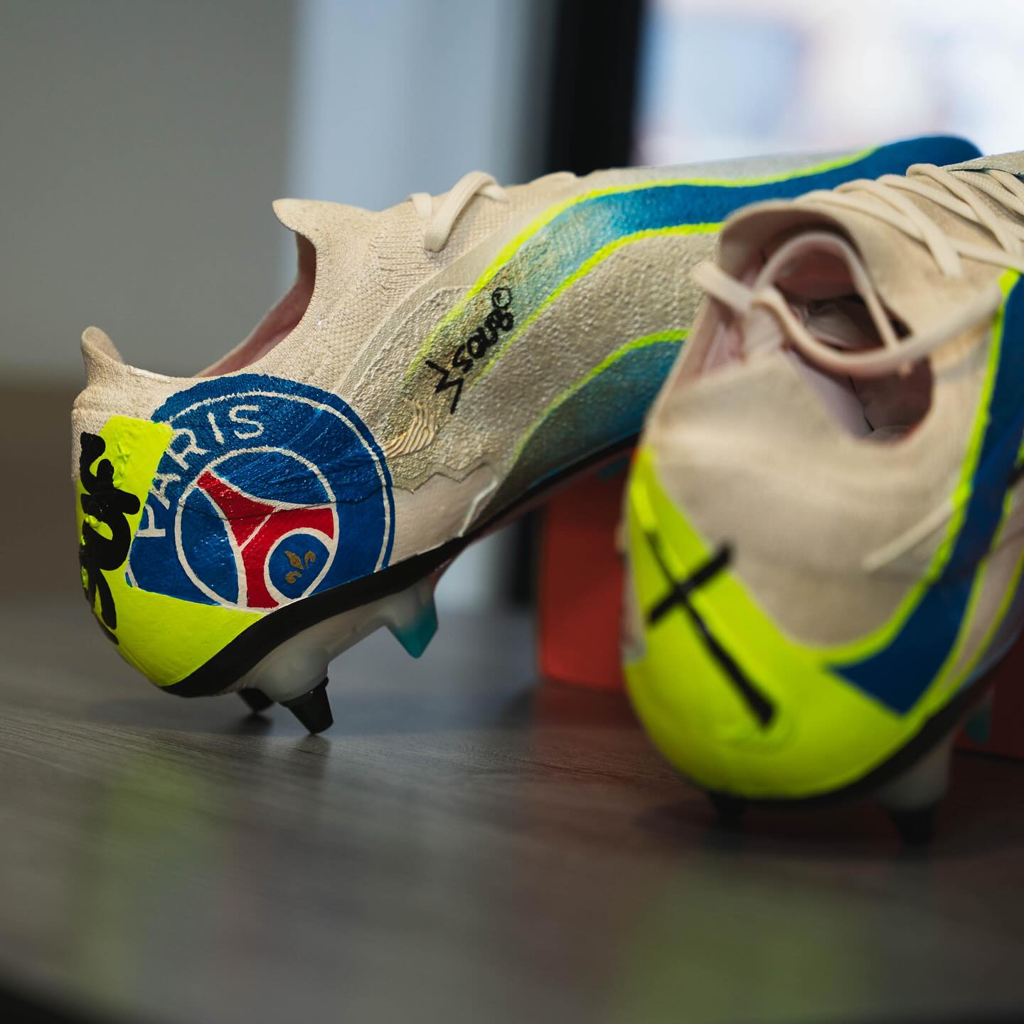 RevelPSG il joue le PSG avec les crampons de Ronaldo