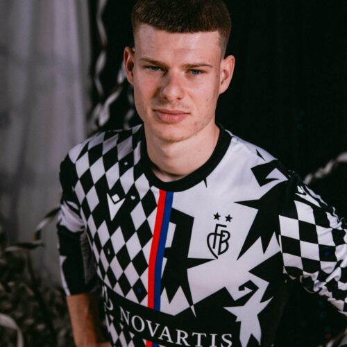 Image de l'article Le maillot complètement fou du FC Bâle en hommage au carnaval de la ville