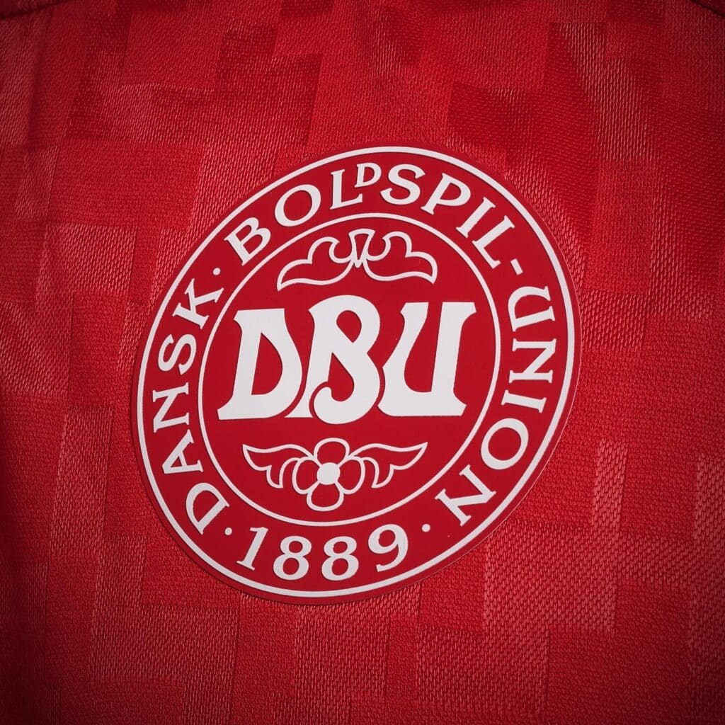 maillot danemark domicile 2024 hummel 1