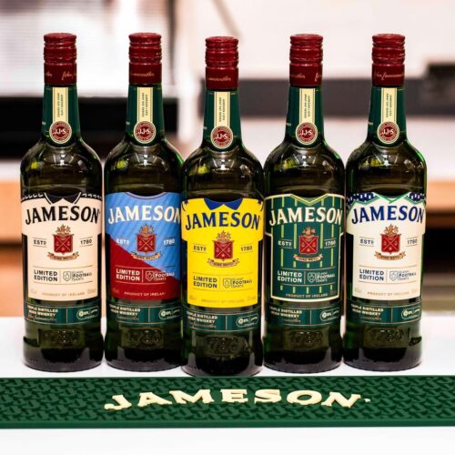 Image de l'article Les maillots classiques de Championship se retrouvent sur des bouteilles de whisky Jameson
