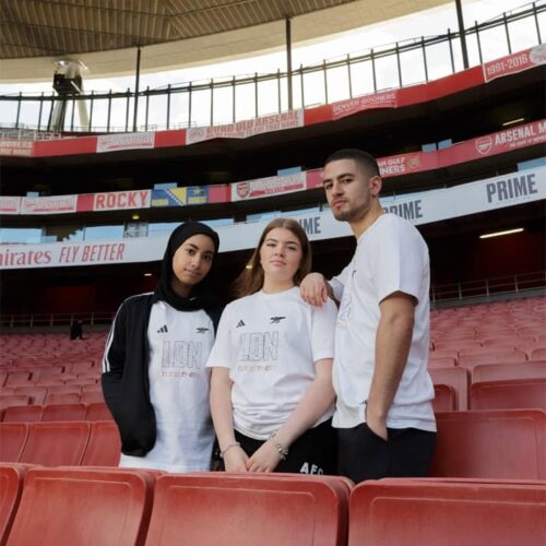 Image de l'article Arsenal renouvelle son combat contre la violence par les armes avec une création mode unique