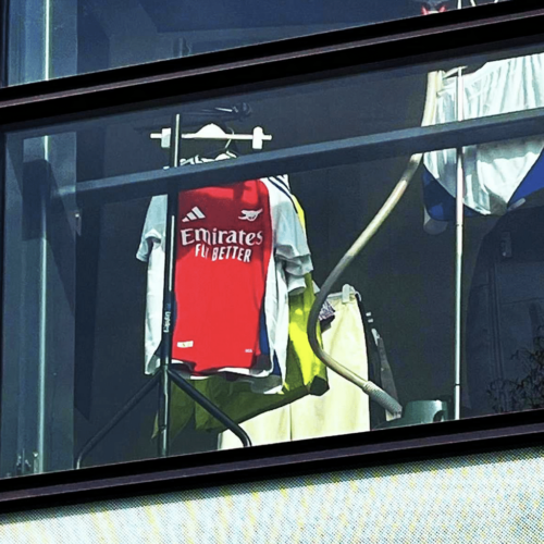 Image de l'article Arsenal : le nouveau maillot leake de façon grotesque