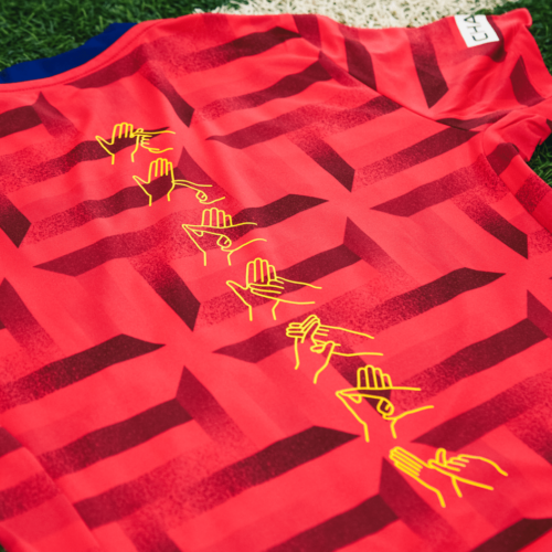 Image de l'article Un maillot d'échauffement en langue des signes pour les joueuses anglaises