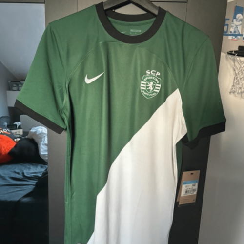 Image de l'article Il trouve un maillot non-dévoilé dans un Nike Factory