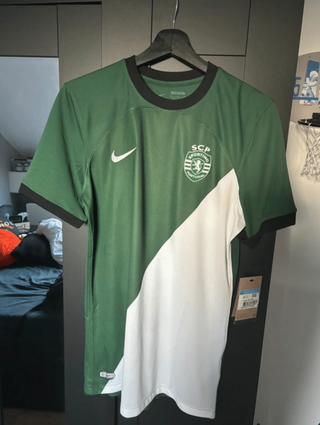 Il trouve un maillot non-dévoilé dans un Nike Factory