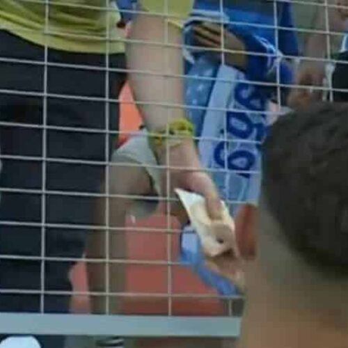 Image de l'article Un joueur échange son maillot porté après un match contre 50 euros