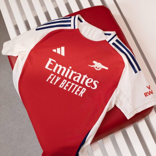 Image de l'article Après les leaks, le maillot d'Arsenal enfin officialisé