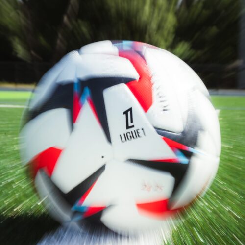 Image de l'article Les nouveaux ballons de la Ligue 1 24/25 et Ligue 2 présentés par Kipsta
