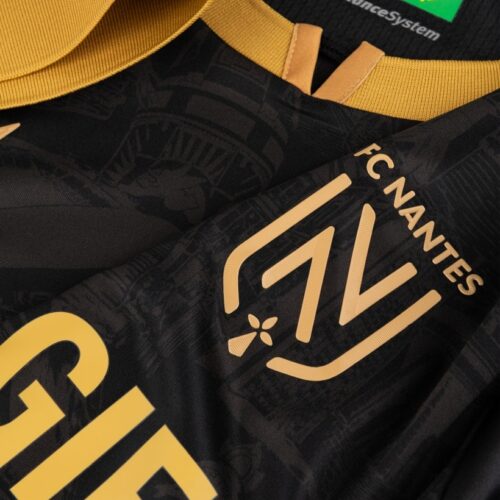 Image de l'article Un maillot noir & or inspiré par la ville pour le FC Nantes