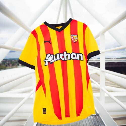 Image de l'article Lens dévoile son nouveau maillot domicile 24/25 avec PUMA