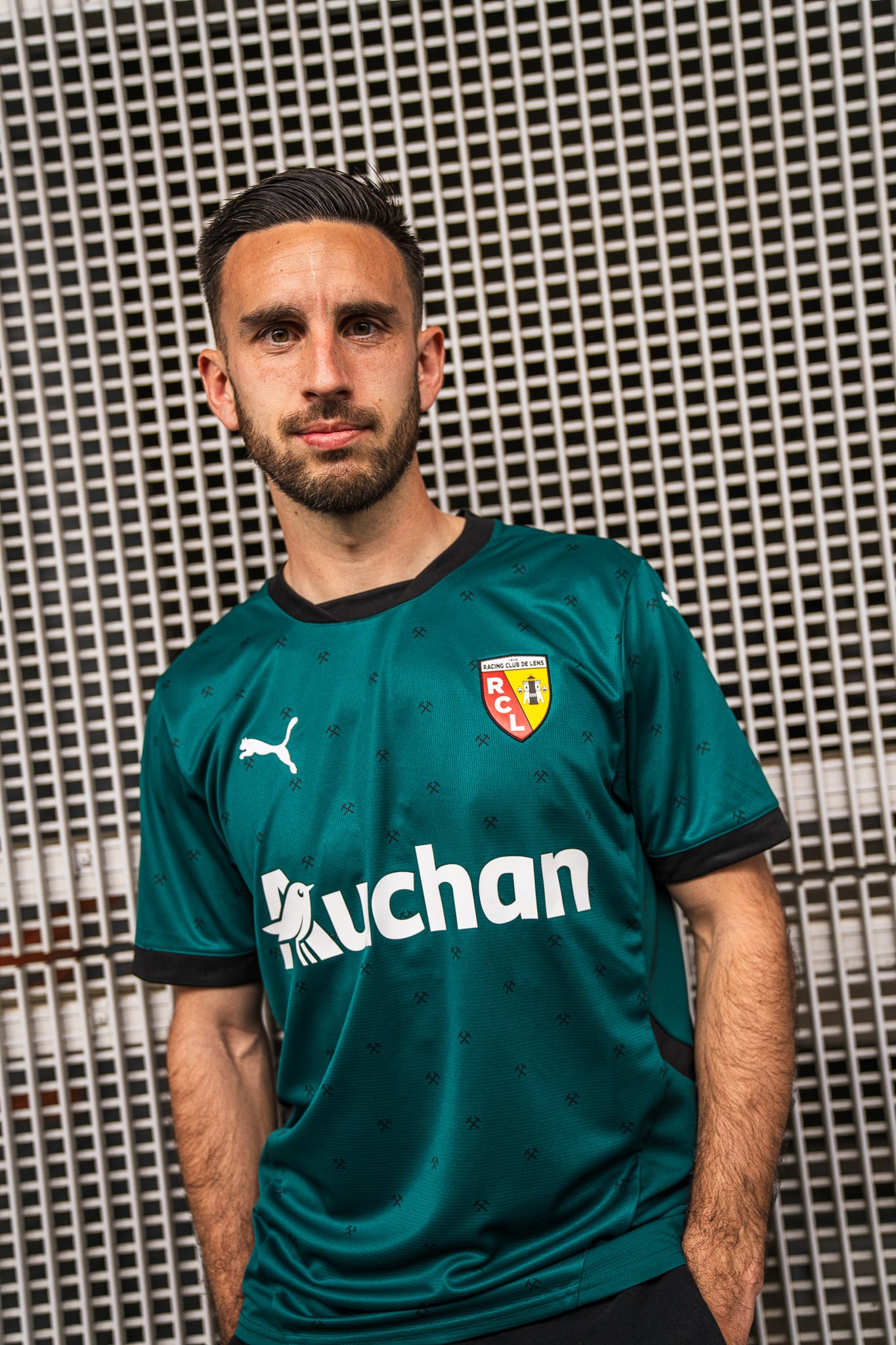 Honte à toi : LASK signe avec Adidas, sort de nouveaux maillots 24-25, mais ce sont les sponsors qui font les maillots - Footy Headlines FR