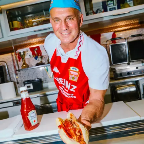Image de l'article Quand Kappa imagine un tablier, façon maillot de foot, pour les vendeurs de sandwiches