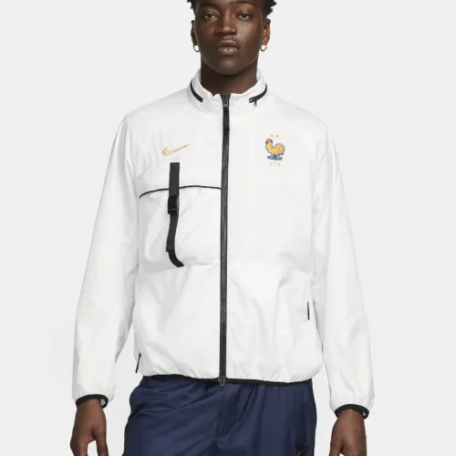 Image de l'article Quelle est cette veste portée par l’équipe de France durant les hymnes ?