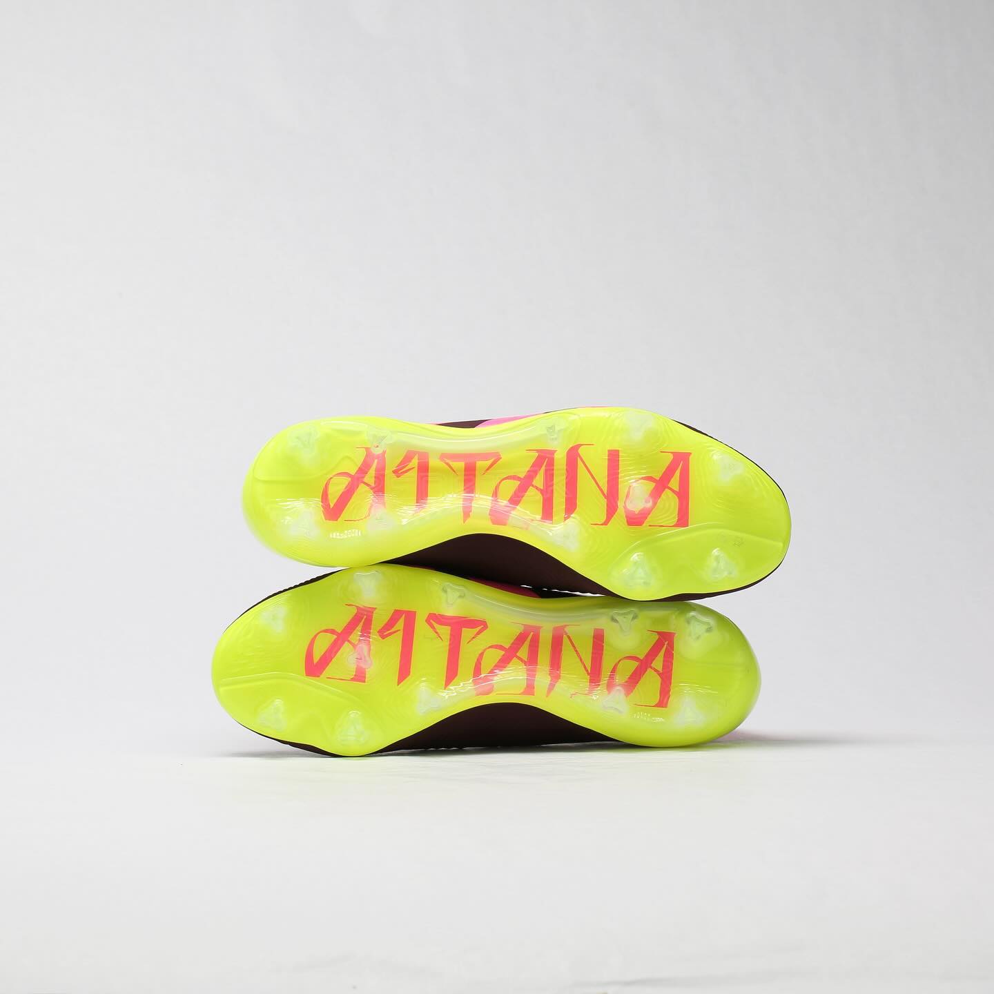 aitana bonmati crampons adidas predator