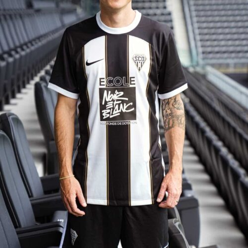 Image de l'article Retour des bandes noires et blanches pour le maillot d'Angers SCO