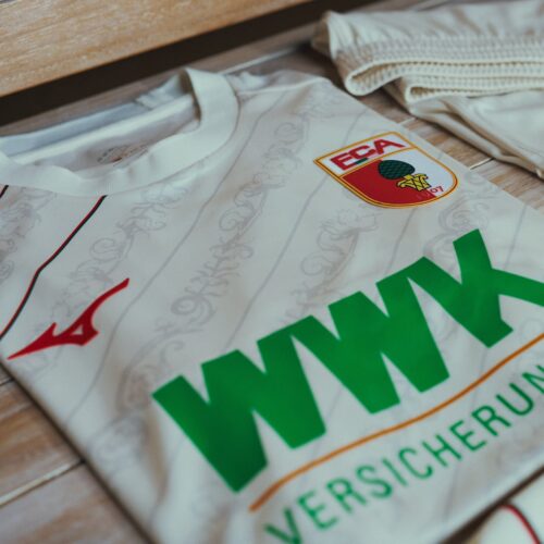 Image de l'article Mizuno et Augsbourg s'inspirent de la Renaissance pour le maillot 24/25