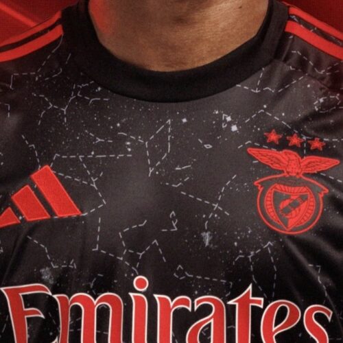 Image de l'article Un maillot extérieur 24/25 inspiré des constellations pour Benfica