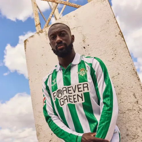 Image de l'article Le Betis et hummel dévoilent le maillot 24/25