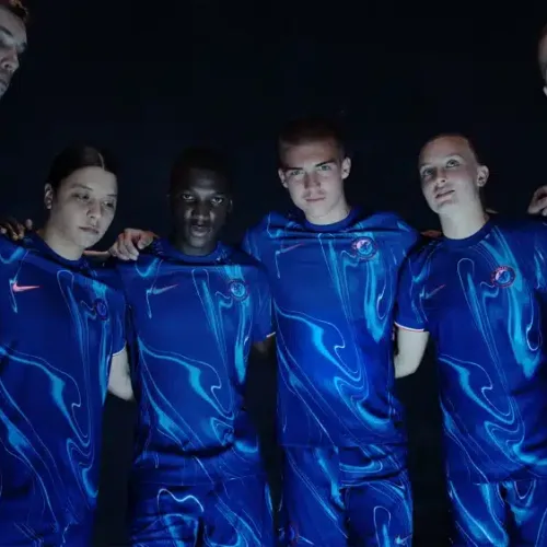 Image de l'article Chelsea et Nike dévoilent un maillot domicile 24/25 inspiré par de la fumée !